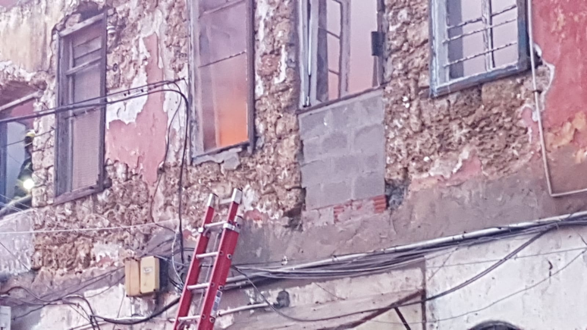 يافا:حريق كبير يتسبب بأضرار مادية ومخاوف من محتجزين بحي المنشية 